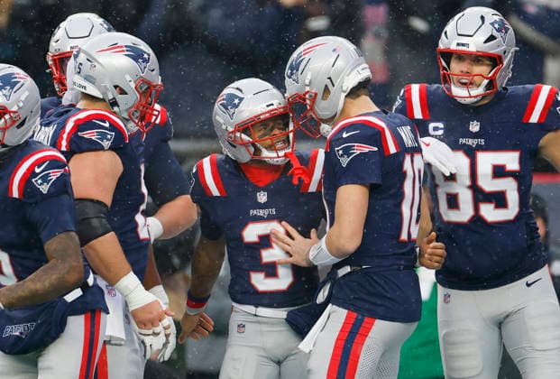 New England wide receiver Demario Douglas (3) is congratulated by quarterback Drake Maye (10) after scoring a 28-yard touchdown against the Houston Texans in the first quarter of an NFL, American Football Herren, USA Divisional round playoff game at Gillette Stadium in Foxborough, Massachusetts, on Sunday, January 18, 2026.  FOX20260118808 CJxGUNTHER