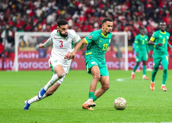 Fußball Afrika-Cup 2025, Vorrunde, Finale Senegal vs Marokko CAF Africa Cup of Nations (AFCON) Stade Moulay Abdellah (Rabat-Marokko): Noussair Mazraoui (Marokko, 3) Iliman Ndiaye (Senegal, 13) *** Soccer Africa Cup 2025, preliminary round, final Senegal vs Morocco CAF Africa Cup of Nations AFCON Stade Moulay Abdellah Rabat Morocco Noussair Mazraoui Morocco, 3 Iliman Ndiaye Senegal, 13 Copyright: xOumaimaxSouaidix