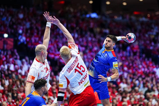 Wurf Tor Tudor Botea (Rumaenien, 06) DEN, Rumaeinen vs. Daenemark, Handball, EHF Europameisterschaft 2026, Gruppe B, Spieltag 2, 18.01.2026 DEN, Rumaeinen vs. Daenemark, Handball, EHF Europameisterschaft 2026, Gruppe B, Spieltag 2, 18.01.2026 Herning Copyright: xEibner-Pressefoto MarcelxvonxFehrnx EP_MFN