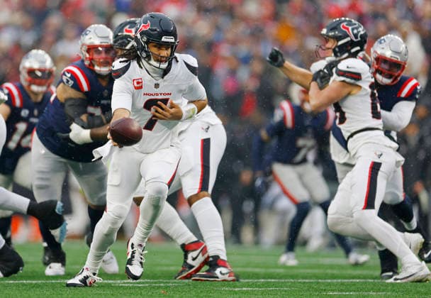 Houston quarterback C.J. Stroud (7) hands off the ball against the New England Patriots in the first quarter of an NFL, American Football Herren, USA Divisional round playoff game at Gillette Stadium in Foxborough, Massachusetts, on Sunday, January 18, 2026.  FOX20260118812 CJxGUNTHER