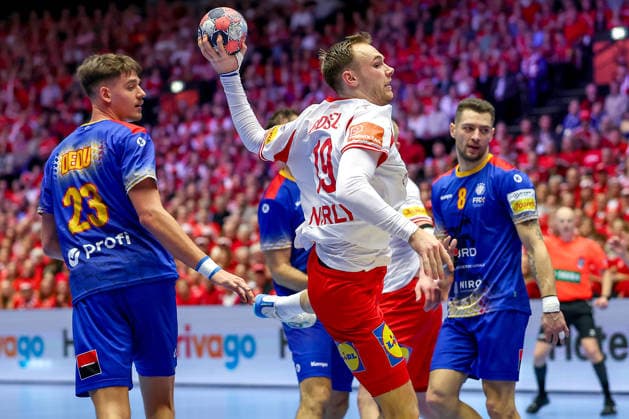18.01.2026, Handball, Men s EHF EURO 2026, Dänemark - Rumänien, Jyske Bank Boxen in Herning, Dänemark, Preliminary Round: Mathias Gidsel (Denmark 19) wirft vorbei an Calin Dedu (Romania 23) aufs Tor Dänemark