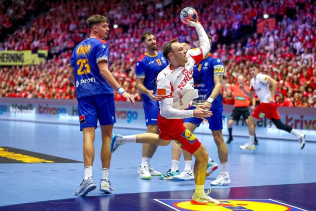 18.01.2026, Handball, Men s EHF EURO 2026, Dänemark - Rumänien, Jyske Bank Boxen in Herning, Dänemark, Preliminary Round: Mathias Gidsel (Denmark 19) wirft vorbei an Calin Dedu (Romania 23) aufs Tor Dänemark