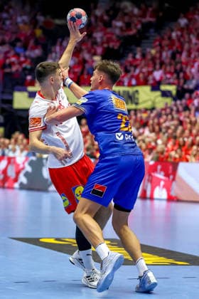 18.01.2026, Handball, Men s EHF EURO 2026, Dänemark - Rumänien, Jyske Bank Boxen in Herning, Dänemark, Preliminary Round: Mads Hoxer Hangaard (Denmark 38) im Zweikampf gegen Calin Dedu (Romania 23) Dänemark