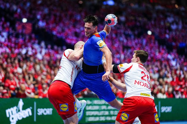 Wurf Tor Daniel Stanciuc (Rumaenien, 44) DEN, Rumaeinen vs. Daenemark, Handball, EHF Europameisterschaft 2026, Gruppe B, Spieltag 2, 18.01.2026 DEN, Rumaeinen vs. Daenemark, Handball, EHF Europameisterschaft 2026, Gruppe B, Spieltag 2, 18.01.2026 Herning Copyright: xEibner-Pressefoto MarcelxvonxFehrnx EP_MFN