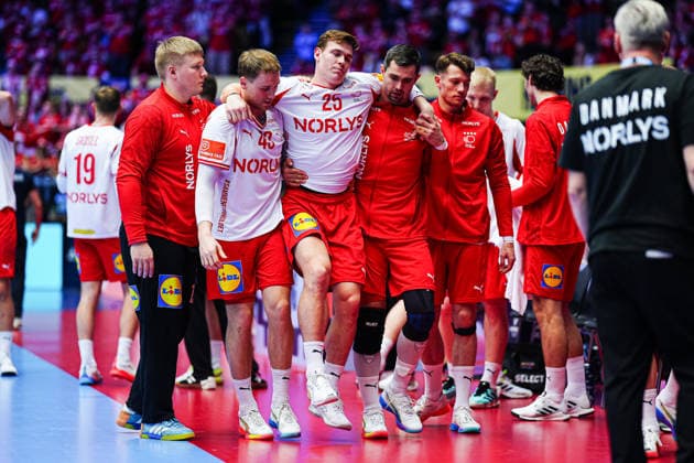 Lukas Joergensen (Daenemark, 25) wird mit Verletzung von Simon Pytlick (Daenemark, 43) und Rasmus Lauge (Daenemark, 11) vom Spielfeld getragen DEN, Rumaeinen vs. Daenemark, Handball, EHF Europameisterschaft 2026, Gruppe B, Spieltag 2, 18.01.2026 DEN, Rumaeinen vs. Daenemark, Handball, EHF Europameisterschaft 2026, Gruppe B, Spieltag 2, 18.01.2026 Herning Copyright: xEibner-Pressefoto MarcelxvonxFehrnx EP_MFN