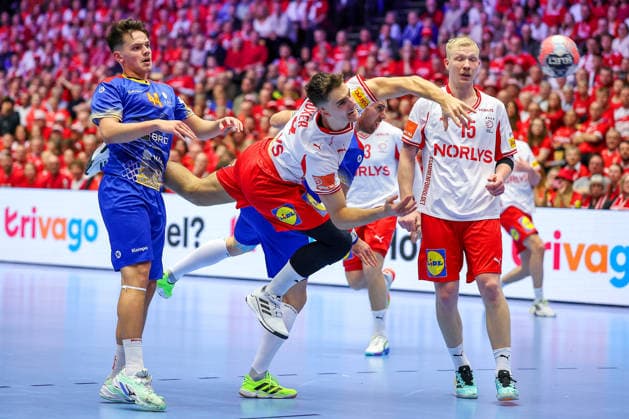 18.01.2026, Handball, Men s EHF EURO 2026, Dänemark - Rumänien, Jyske Bank Boxen in Herning, Dänemark, Preliminary Round: Mads Hoxer Hangaard (Denmark 38) im Zweikampf gegen Daniel Stanciuc (Romania 44) Dänemark