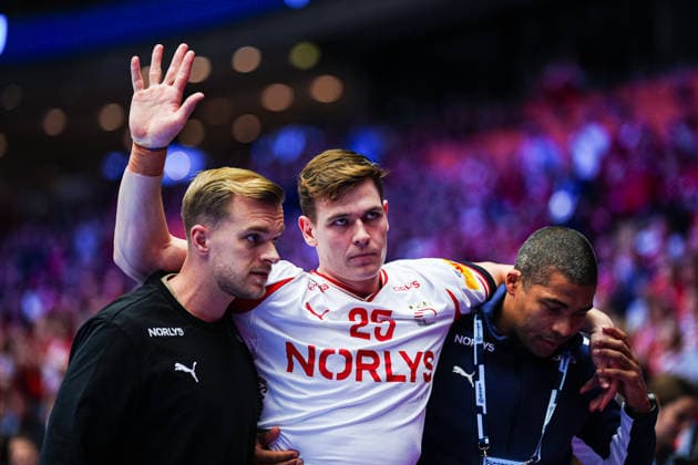 Lukas Joergensen (Daenemark, 25) wird mit Verletzung von Johan Hansen (Daenemark, 26) und Mads Mensah (Daenemark, 22) vom Spielfeld getragen DEN, Rumaeinen vs. Daenemark, Handball, EHF Europameisterschaft 2026, Gruppe B, Spieltag 2, 18.01.2026 DEN, Rumaeinen vs. Daenemark, Handball, EHF Europameisterschaft 2026, Gruppe B, Spieltag 2, 18.01.2026 Herning Copyright: xEibner-Pressefoto MarcelxvonxFehrnx EP_MFN