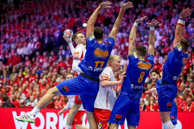 18.01.2026, Handball, Men s EHF EURO 2026, Dänemark - Rumänien, Jyske Bank Boxen in Herning, Dänemark, Preliminary Round: Mathias Gidsel (Denmark 19) im Zweikampf gegen Dan-Emil Racotea (Romania 17) Robert Mihai Militaru (Romania 08) Radu Cristian Ghita (Romania 13) Dänemark