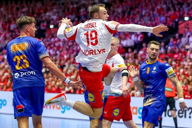 18.01.2026, Handball, Men s EHF EURO 2026, Dänemark - Rumänien, Jyske Bank Boxen in Herning, Dänemark, Preliminary Round: Mathias Gidsel (Denmark 19) wirft vorbei an Calin Dedu (Romania 23) aufs Tor Dänemark
