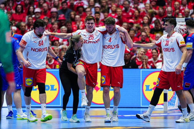 Verletzung Lukas Joergensen (Daenemark, 25) DEN, Rumaeinen vs. Daenemark, Handball, EHF Europameisterschaft 2026, Gruppe B, Spieltag 2, 18.01.2026 DEN, Rumaeinen vs. Daenemark, Handball, EHF Europameisterschaft 2026, Gruppe B, Spieltag 2, 18.01.2026 Herning Copyright: xEibner-Pressefoto MarcelxvonxFehrnx EP_MFN
