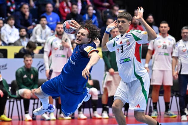 KRISTIANSTAD, SWEDEN 20260118 Italy s Giacomo Savini and Hungary s Andrej Pergel during the 2026 EHF European Men s Handball Championship (the EHF Euro 2026) match between Italy and Hungary at Kristianstad Arena, in Kristianstad, Sweden, on January 18, 2026. KRISTIANSTAD SWEDEN x50090x