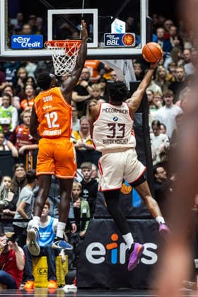 GER, easy-Credit Basketball-Bundesliga, Niners Chemnitz - FC Bayern München Basketball. 18.01.2026, Messe, Chemnitz, GER, easy-Credit Basketball-Bundesliga, Niners Chemnitz - FC Bayern München Basketball. David McCormack (FC Bayern München Basketball 33), Amadou Sow (Niners Chemnitz, 12) Foto Alexander Trienitz Chemnitz Messe Sachsen Deutschland