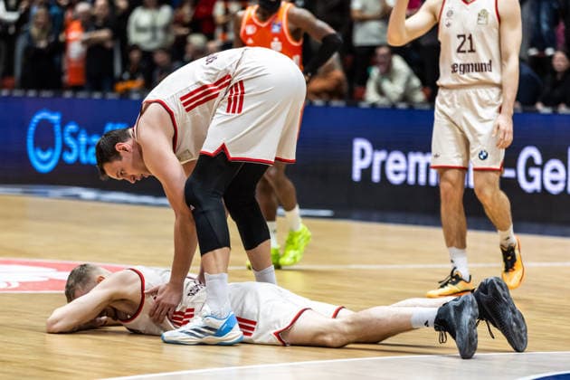 GER, easy-Credit Basketball-Bundesliga, Niners Chemnitz - FC Bayern München Basketball. 18.01.2026, Messe, Chemnitz, GER, easy-Credit Basketball-Bundesliga, Niners Chemnitz - FC Bayern München Basketball. Niels Giffey (FC Bayern München Basketball 5) am Boden, Johannes Voigtmann (FC Bayern München Basketball 7) schaut nach Foto Alexander Trienitz Chemnitz Messe Sachsen Deutschland