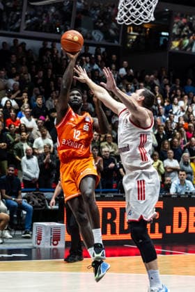 GER, easy-Credit Basketball-Bundesliga, Niners Chemnitz - FC Bayern München Basketball. 18.01.2026, Messe, Chemnitz, GER, easy-Credit Basketball-Bundesliga, Niners Chemnitz - FC Bayern München Basketball. Amadou Sow (Niners Chemnitz, 12), Johannes Voigtmann (FC Bayern München Basketball 7) Foto Alexander Trienitz Chemnitz Messe Sachsen Deutschland