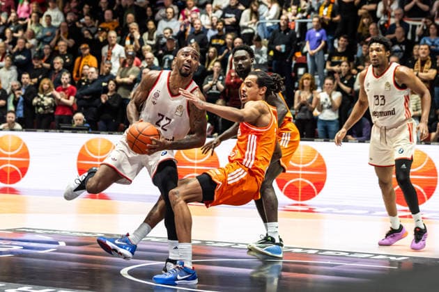 GER, easy-Credit Basketball-Bundesliga, Niners Chemnitz - FC Bayern München Basketball. 18.01.2026, Messe, Chemnitz, GER, easy-Credit Basketball-Bundesliga, Niners Chemnitz - FC Bayern München Basketball. Isiaha Mike (FC Bayern München Basketball 22), Kevin Yebo (Niners Chemnitz, 0) Foto Alexander Trienitz Chemnitz Messe Sachsen Deutschland