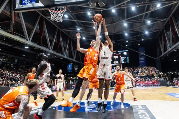 GER, easy-Credit Basketball-Bundesliga, Niners Chemnitz - FC Bayern München Basketball. 18.01.2026, Messe, Chemnitz, GER, easy-Credit Basketball-Bundesliga, Niners Chemnitz - FC Bayern München Basketball. Yordan Minchev (Niners Chemnitz, 91), Oscar da Silva (FC Bayern München Basketball 1) Foto Alexander Trienitz Chemnitz Messe Sachsen Deutschland