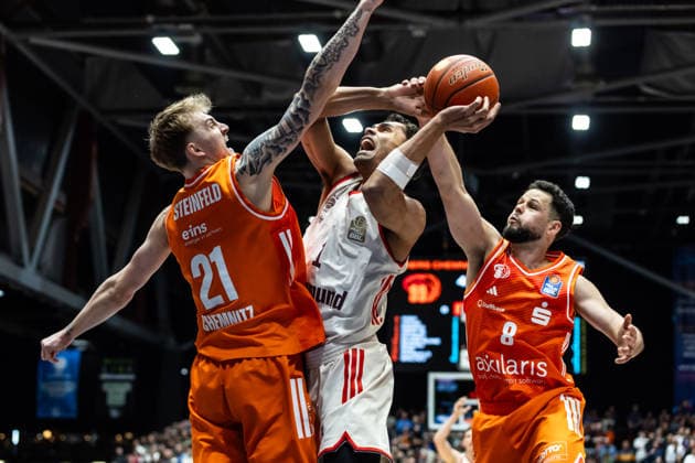 GER, easy-Credit Basketball-Bundesliga, Niners Chemnitz - FC Bayern München Basketball. 18.01.2026, Messe, Chemnitz, GER, easy-Credit Basketball-Bundesliga, Niners Chemnitz - FC Bayern München Basketball. Oscar da Silva (FC Bayern München Basketball 1), Julian Steinfeld (Niners Chemnitz, 21), Jordan Schakel (Niners Chemnitz, 8) Foto Alexander Trienitz Chemnitz Messe Sachsen Deutschland