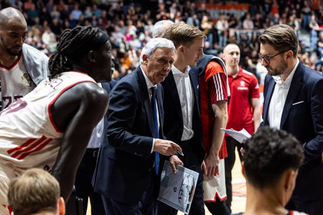 GER, easy-Credit Basketball-Bundesliga, Niners Chemnitz - FC Bayern München Basketball. 18.01.2026, Messe, Chemnitz, GER, easy-Credit Basketball-Bundesliga, Niners Chemnitz - FC Bayern München Basketball. Oscar da Silva (FC Bayern München Basketball 1) spricht mit seinen Spielern Foto Alexander Trienitz Chemnitz Messe Sachsen Deutschland