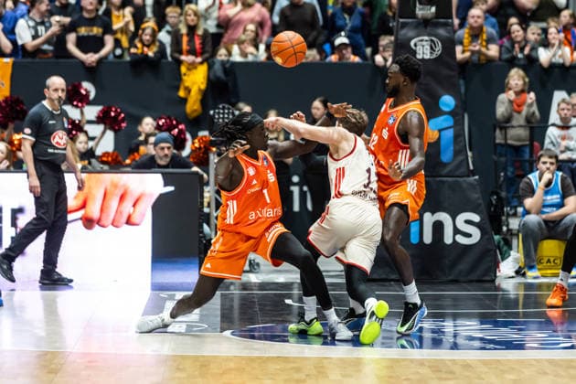 GER, easy-Credit Basketball-Bundesliga, Niners Chemnitz - FC Bayern München Basketball. 18.01.2026, Messe, Chemnitz, GER, easy-Credit Basketball-Bundesliga, Niners Chemnitz - FC Bayern München Basketball. Andreas Obst (FC Bayern München Basketball 13), Aher Uguak (Niners Chemnitz, 1) Foto Alexander Trienitz Chemnitz Messe Sachsen Deutschland