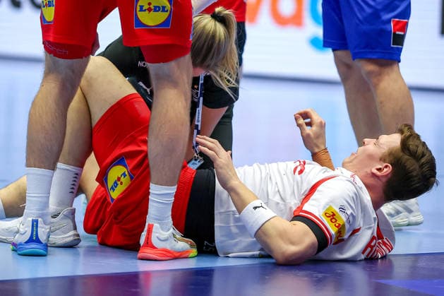 18.01.2026, Handball, Men s EHF EURO 2026, Dänemark - Rumänien, Jyske Bank Boxen in Herning, Dänemark, Preliminary Round: Lukas Lindhard Jorgensen (Denmark 25) liegt verletzt und mit Schmerzen auf dem Boden und muss medizinisch versorgt werden. Dänemark