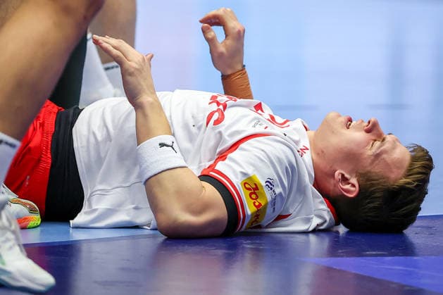 18.01.2026, Handball, Men s EHF EURO 2026, Dänemark - Rumänien, Jyske Bank Boxen in Herning, Dänemark, Preliminary Round: Lukas Lindhard Jorgensen (Denmark 25) liegt verletzt und mit Schmerzen auf dem Boden und muss medizinisch versorgt werden. Dänemark