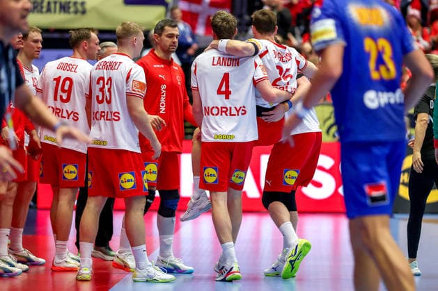 18.01.2026, Handball, Men s EHF EURO 2026, Dänemark - Rumänien, Jyske Bank Boxen in Herning, Dänemark, Preliminary Round: Lukas Lindhard Jorgensen (Denmark 25) verletzt und mit Schmerzen muss aus der Halle getragen werden Dänemark