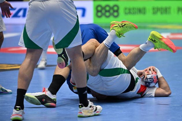 KRISTIANSTAD, SVERIGE 20260118 Italy s Simone Mengon and Hungary s Miklos Rosta in action during the 2026 EHF European Men s Handball Championship (the EHF Euro 2026) match between Italy and Hungary at Kristianstad Arena, in Kristianstad, Sweden, on January 18, 2026. KRISTIANSTAD SVERIGE x50090x