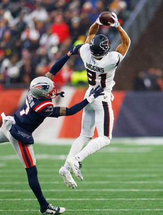 Houston wide receiver Jayden Higgins (81) pulls in a pass as he is guarded by New England cornerback Carlton Davis III (7) in the second quarter of an NFL, American Football Herren, USA Divisional round playoff game at Gillette Stadium in Foxborough, Massachusetts, on Sunday, January 18, 2026.  FOX20260118820 CJxGUNTHER