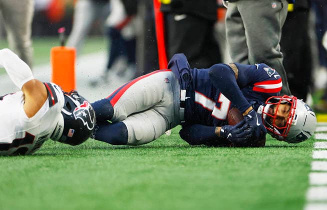 New England cornerback Carlton Davis III (7) holds on to the ball after intercepting a pass intended for Houston wide receiver Christian Kirk (13) in the second quarter of an NFL, American Football Herren, USA Divisional round playoff game at Gillette Stadium in Foxborough, Massachusetts, on Sunday, January 18, 2026.  FOX20260118821 CJxGUNTHER