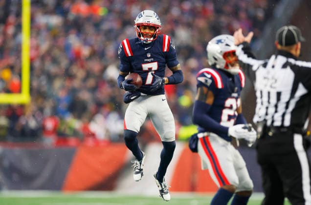 New England cornerback Carlton Davis III (7) celebrates after intercepting a pass intended for Houston wide receiver Christian Kirk in the second quarter of an NFL, American Football Herren, USA Divisional round playoff game at Gillette Stadium in Foxborough, Massachusetts, on Sunday, January 18, 2026.  FOX20260118822 CJxGUNTHER