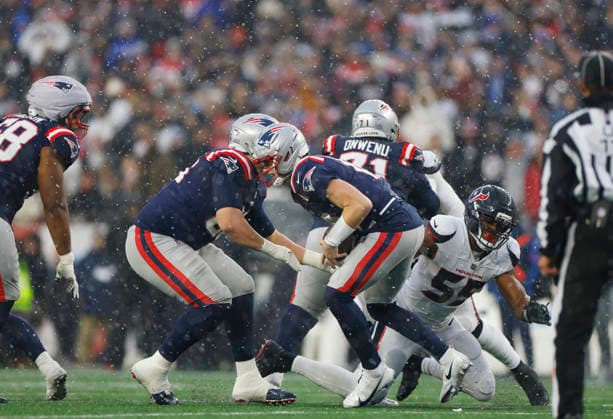 New England quarterback Drake Maye (10) avoids the tackle of Houston defensive end Danielle Hunter (55) in the second quarter of an NFL, American Football Herren, USA Divisional round playoff game at Gillette Stadium in Foxborough, Massachusetts, on Sunday, January 18, 2026.  FOX20260118826 CJxGUNTHER