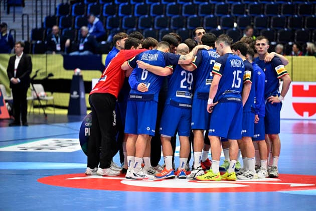 KRISTIANSTAD, SWEDEN 20260118 Italy s team after losing the the 2026 EHF European Men s Handball Championship (the EHF Euro 2026) match between Italy and Hungary at Kristianstad Arena, in Kristianstad, Sweden, on January 18, 2026. KRISTIANSTAD SWEDEN x50090x