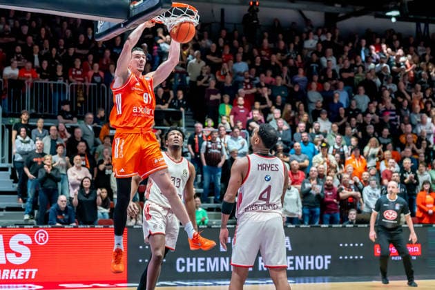 Chemnitz, Deutschland 18. Januar 2026: 1.BBL - 2025 2026 - Niners Chemnitz vs. FC Bayern München Im Bild: Yordan Minchev (99) mit einem Dunking Copyright: xFotostandx xNachtigallx