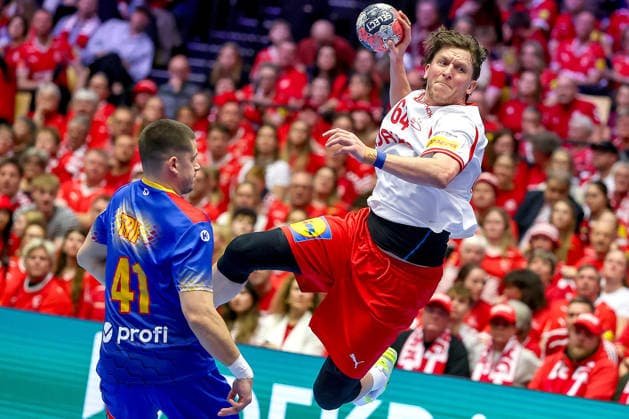 18.01.2026, Handball, Men s EHF EURO 2026, Dänemark - Rumänien, Jyske Bank Boxen in Herning, Dänemark, Preliminary Round: Lasse Kjaer Moller (Denmark 64) wirf an Razvan Cristian Trif (Romania 41) vorbei auf das Tor Dänemark