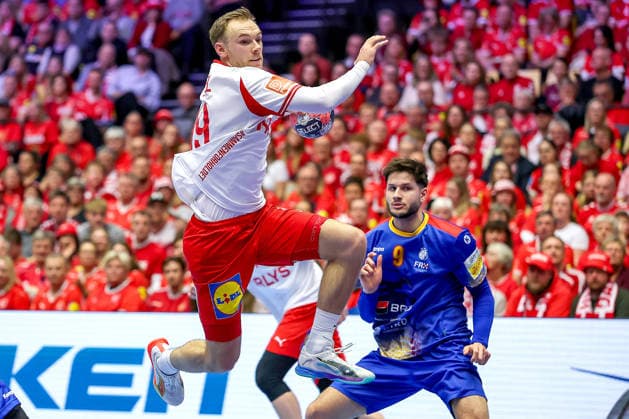 18.01.2026, Handball, Men s EHF EURO 2026, Dänemark - Rumänien, Jyske Bank Boxen in Herning, Dänemark, Preliminary Round: Mathias Gidsel (Denmark 19) wirft auf das Tor von Ionut Ciprian Iancu (Romania 01) Dänemark