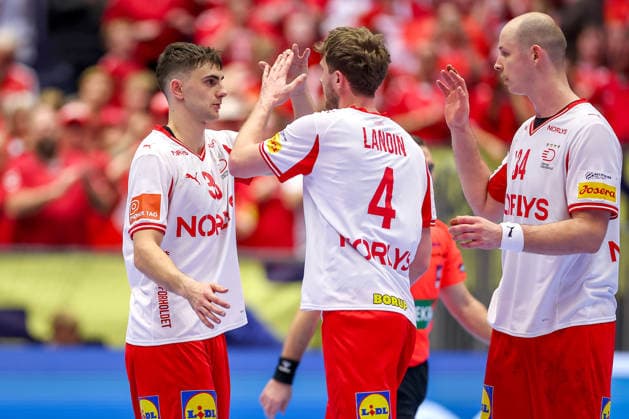 18.01.2026, Handball, Men s EHF EURO 2026, Dänemark - Rumänien, Jyske Bank Boxen in Herning, Dänemark, Preliminary Round: Mads Hoxer Hangaard (Denmark 38) Magnus Landin Jacobsen (Denmark 04) Simon Hald Jensen (Denmark 34) nach dem Sieg Dänemark