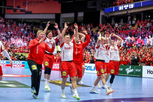 18.01.2026, Handball, Men s EHF EURO 2026, Dänemark - Rumänien, Jyske Bank Boxen in Herning, Dänemark, Preliminary Round: Abschlussjubel nach dem Sieg der Dänen gegen Rumänien. Emil Nielsen (Denmark 12) Lasse Kjaer Moller (Denmark 64) Emil Siersbaek Bergholt (Denmark 33) Simon Hald Jensen (Denmark 34) Mads Hoxer Hangaard (Denmark 38) Dänemark
