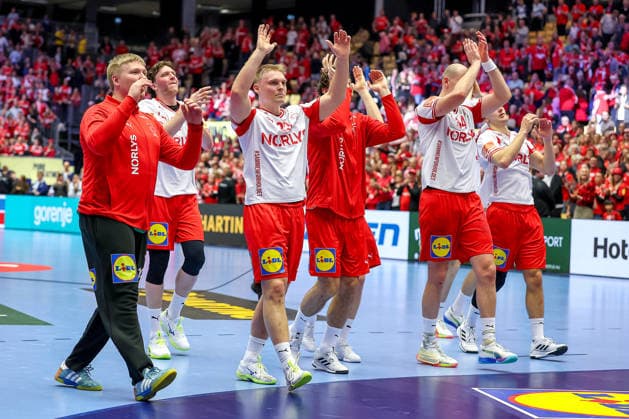 18.01.2026, Handball, Men s EHF EURO 2026, Dänemark - Rumänien, Jyske Bank Boxen in Herning, Dänemark, Preliminary Round: Abschlussjubel nach dem Sieg der Dänen gegen Rumänien. Emil Nielsen (Denmark 12) Lasse Kjaer Moller (Denmark 64) Emil Siersbaek Bergholt (Denmark 33) Simon Hald Jensen (Denmark 34) Mads Hoxer Hangaard (Denmark 38) Dänemark