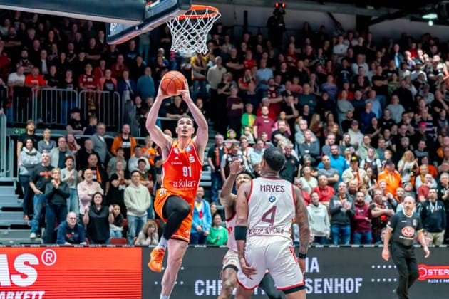 Chemnitz, Deutschland 18. Januar 2026: 1.BBL - 2025 2026 - Niners Chemnitz vs. FC Bayern München Im Bild: Yordan Minchev (99) setzt zu einen Dunking an Copyright: xFotostandx xNachtigallx