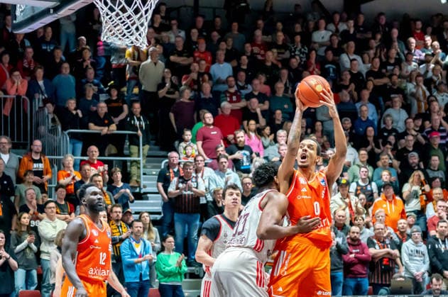 Chemnitz, Deutschland 18. Januar 2026: 1.BBL - 2025 2026 - Niners Chemnitz vs. FC Bayern München Im Bild: v. li. im Zweikampf David McCormack (FCB) und Kevin Yebo (99) Copyright: xFotostandx xNachtigallx
