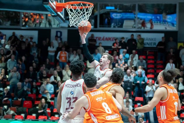 Chemnitz, Deutschland 18. Januar 2026: 1.BBL - 2025 2026 - Niners Chemnitz vs. FC Bayern München Im Bild: Andreas Obst (FCB) 3.v.li. mit einem Dunking Copyright: xFotostandx xNachtigallx