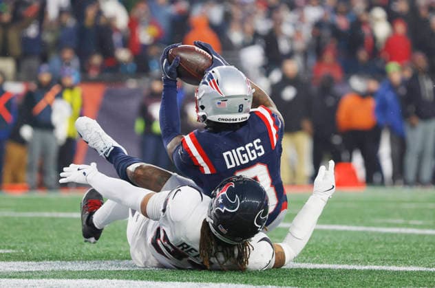 New England wide receiver Stefon Diggs (8) catches a pass for a 7-yard touchdown as Houston safety Jaylen Reed (23) defends in the second quarter of an NFL, American Football Herren, USA Divisional round playoff game at Gillette Stadium in Foxborough, Massachusetts, on Sunday, January 18, 2026.  FOX20260118835 CJxGUNTHER
