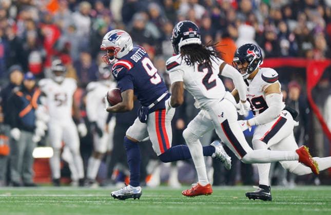 New England wide receiver Kayshon Boutte (9 is chased by Houston safety Calen Bullock (2) and linebacker Henry To oto o (39) after making a reception in the second quarter of an NFL, American Football Herren, USA Divisional round playoff game at Gillette Stadium in Foxborough, Massachusetts, on Sunday, January 18, 2026.  FOX20260118840 CJxGUNTHER