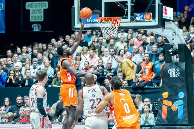 Chemnitz, Deutschland 18. Januar 2026: 1.BBL - 2025 2026 - Niners Chemnitz vs. FC Bayern München Im Bild: Amadou Sow (99) 2.v.li. mit einem Dunking Copyright: xFotostandx xNachtigallx