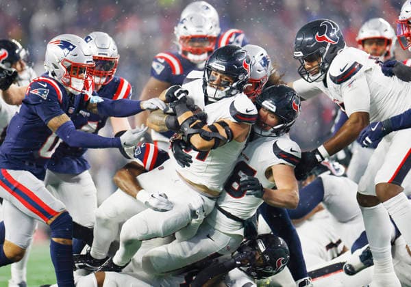 Houston tight end Cade Stover (87) rushes 4-yards for a first down against the New England Patriots in the third quarter of an NFL, American Football Herren, USA Divisional round playoff game at Gillette Stadium in Foxborough, Massachusetts, on Sunday, January 18, 2026.  FOX20260118848 CJxGUNTHER