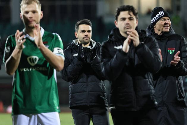 18.01.2026, Fußball, Herren, Dritte Liga, Saison 2025-2026, 20. Spieltag 3. Liga: FC Schweinfurt 05 - Viktoria Köln Mitte: Trainer Victor Kleinhenz (FC Schweinfurt 05) applaudiert vor den Fans Schweinfurt Riedel Bau Arena im Sachs-Stadio Bayern Unterfranken Deutschland