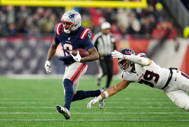 January 18, 2026, Foxboro, Massachusetts, USA: Patriots wide receiver KAYSHON BOUTTE (9) evades the tackle attempt of Texans linebacker HENRY TO OTO O (39) during the first half of the NFL, American Football Herren, USA Divisional Round Playoff game between the New England Patriots and the Houston Texans on January 18, 2026 in Foxboro, Massachusetts. Foxboro USA - ZUMAc201 20260118_zap_c201_044 Copyright: xScottxColemanx