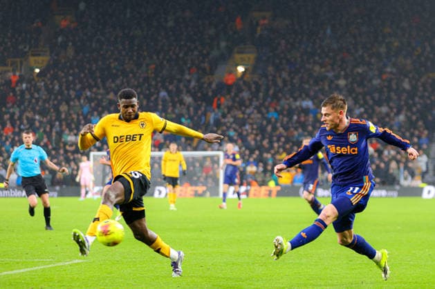 Harvey Barnes (11 Newcastle United) crosses the ball during the Premier League football match between Wolverhampton Wanderers and Newcastle United at Molineux stadium in Wolverhampton, England Copyright: xNataliexMincher SPPx Sportspressphoto_SPR83230