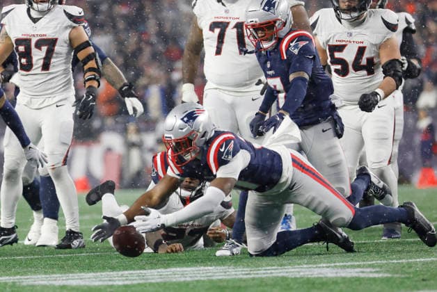 New England safety Craig Woodson (31) recovers a fumble by Houston running back Woody Marks in the third quarter of an NFL, American Football Herren, USA Divisional round playoff game at Gillette Stadium in Foxborough, Massachusetts, on Sunday, January 18, 2026.  FOX20260118849 CJxGUNTHER