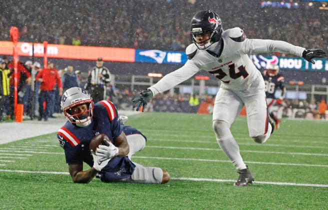New England wide receiver Kayshon Boutte (9) catches a 32-yard pass for a touchdown as Houston cornerback Derek Stingley Jr. (24) defends in the fourth quarter of an NFL, American Football Herren, USA Divisional round playoff game at Gillette Stadium in Foxborough, Massachusetts, on Sunday, January 18, 2026.  FOX20260118856 CJxGUNTHER